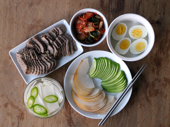 mul naeng myun, ingredients and garnishes
