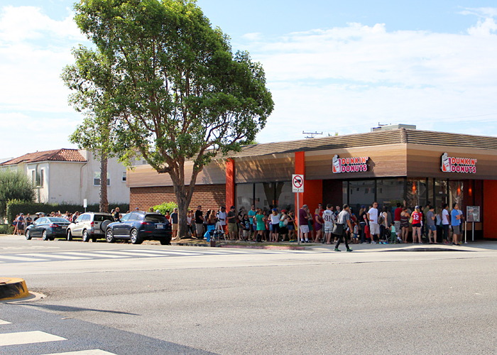 dunkin-donuts-santa-monica-opening-day-line